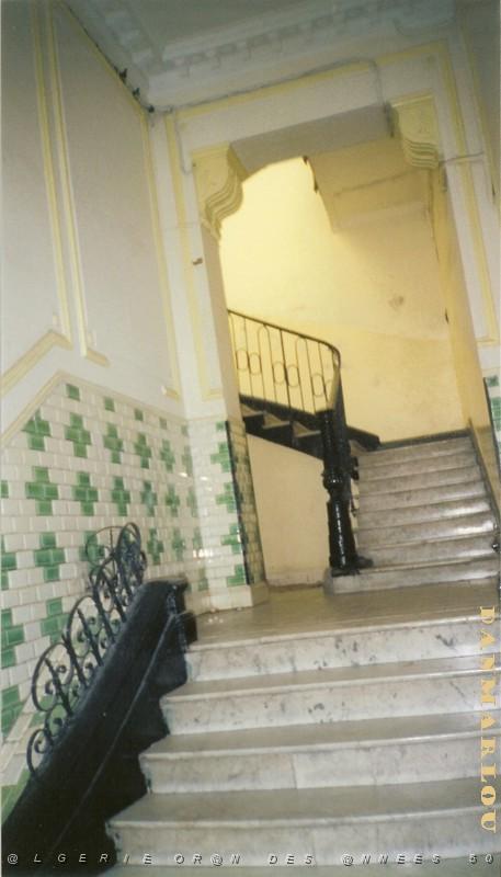 ORAN 10 2005 101 101 RUE DE MOSTAGANEM MANQUE UN ANGELOT A LA RAMPE.JPG